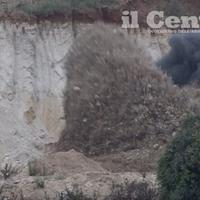 Il momento dell'esplosione dell'ordigno nella cava di Canosa Sannita