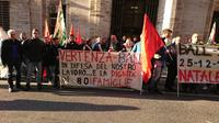I lavoratori della Ball, striscione di protesta davanti al ministero a Roma