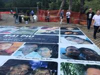 Gigantografie delle vittime del disastro di Rigopiano