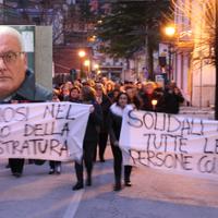Francesco Ciciotti (nel riquadro) e un momento della manifestazione di solidarietà nei suoi confronti che c'è stata a Capistrello