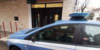 Una pattuglia della polizia davanti alla sede della Bper in viale Bovio (foto G. Lattanzio)