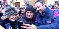 Selfie a Chieti di Salvini con addosso il giubbotto della polizia (foto l.c.)