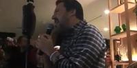 Matteo Salvini impegnato a cantare 
