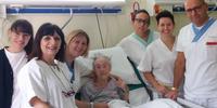 Ornella, la nonna di 103 anni operata al femore, e l'équipe di Ortopedia del Renzetti