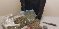 Marijuana e altro materiale sequestrato dai carabinieri a un 20enne di Montesilvano