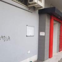 La scritta sul muro esterno della sede della Cgil a Pescara