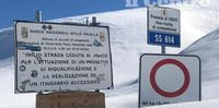 I cartelli e la neve che sbarrano la strada verso il Rifugio Pomilio