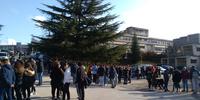 Evacuazione di una scuola a L'Aquila (foto servizio di Raniero Pizzi)