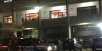 La polizia davanti a un ristorante di San Nicolò a Tordino per gli scontri tra i tifosi di Teramo e Rimini (foto Adriani)