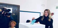 Sara Marcozzi al voto nel seggio di Chieti
