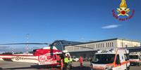 L'elicottero dei vigili del fuoco in aeroporto per il trasbordo del ferito in ambulanza