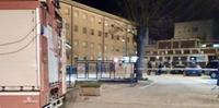 L'ospedale di Sulmona presidiato per l'allarme bomba (foto di Claudio Lattanzio)