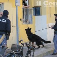 La polizia a Rancitelli nel blitz di sabato mattina (foto di Giampiero Lattanzio)