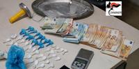 Dosi di cocaina, materiale per lo spaccio e soldi sequestrati dai carabinieri nel camper