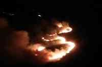 Il fronte delle fiamme, la notte scorsa, nella zona di Corvara-Pescosansonesco