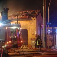L'intervento dei vigili del fuoco, la notte scorsa, per il rogo in una vecchia scuola (foto dal Censorino Teatino)