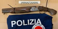 Il fucile a canne mozze sequestrato dalla polizia a Rancitelli