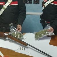 La droga e il fucile sequestrati dai carabinieri di Lanciano