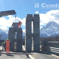 I blocchi di cemento caricati sul viadotto di Colle Castino (foto di Luciano Adriani)