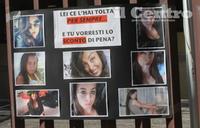 I cartelli e le fotografie di Jennifer affisse davanti al tribunale dell'Aquila (foto di Ranieri Pizzi)