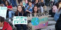 Ragazzi in piazza a Pescara per il Global strike for future (foto di Giampiero Lattanzio)