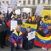 Una manifestazione di italo-venezuelani in piazza Salotto, a Pescara