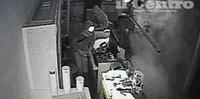 I ladri in azione ripresi dalle telecamere (foto di Raniero Pizzi)