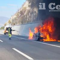 L'auto avvolta dalle fiamme e l'intervento degli operatori di Strada dei Parchi (foto RR)