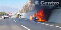 L'auto avvolta dalle fiamme e l'intervento degli operatori di Strada dei Parchi (foto RR)