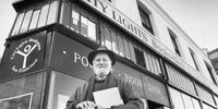 Lawrence Ferlinghetti davanti al City Lights bookstore, a San Francisco (Ap Photo. Fonte: Twitter)