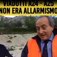 Il ministro Toninelli e il dirigente del Mit, Placido Migliorino, sotto il viadotto di Bugnara