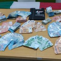 Il denaro sequestrato dai carabinieri forestali