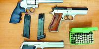 Le armi trovate in casa e sequestrate dai carabinieri a un 73enne di Silvi