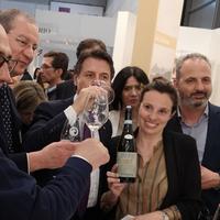 Il premier Giuseppe Conte assaggia il Montepulciano d'Abruzzo al Vinitaly, a sinistra l'assessore Imprudente e il presidente del Consorzio di tutela Valentino Di Campli