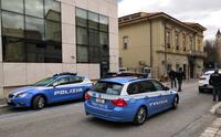 Le auto della polizia in via Trieste dopo la rapina nella gioielleria Ranalletta