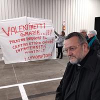 L'arcivescovo Valentinetti davanti allo striscione dei lavoratori di Fraternità magistrale (foto di Giampiero Lattanzio)
