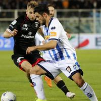 L'attaccante del Pescara Riccardo Sottil contrastato dal difensore del Perugia Norbert Gyomber