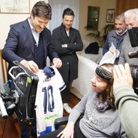 Paola Mastrangelo riceve la maglia da Sebastiani (foto G. Lattanzio)