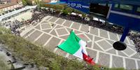 Il maxi Tricolore arrivato dall'alto in piazza ad Avezzano (foto da Fb del Comune di Avezzano)