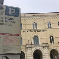 Le strisce blu in piazza San Giustino, di fronte al Tribunale