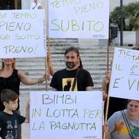 Una protesta dell'associazione dei genitori sulle mense scolastiche a Pescara