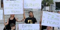 Una protesta dell'associazione dei genitori sulle mense scolastiche a Pescara