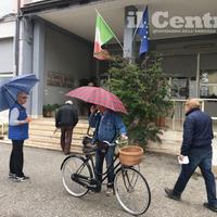 Affluenza al voto con l'ombrello a Giulianova (foto di Luciano Adriani)