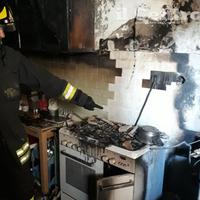 La cucina dell'appartamento andato a fuoco