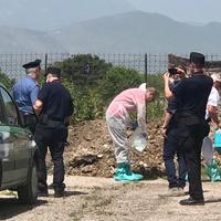 I carabinieri nel sito del canile comunale che ospita una fossa illegale per animali morti (foto Claudio Lattanzio)