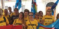 La protesta sotto la prefettura degli ex lavoratori Mercatone Uno di Scerne e Colonnella (foto di Luciano Adriani)