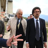 L'ad di Strada dei Parchi, Cesare Ramadori, con il ministro Danilo Toninelli sotto il viadotto di Bugnara
