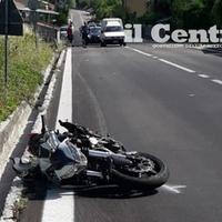 La moto dopo l'incidente e in fondo il furgone Fiorino (Il Centro)