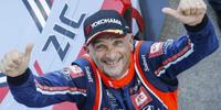 Il pilota Gabriele Tarquini esulta dopo la vittoria nel campionato mondiale turismo