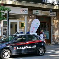 Un'auto dei carabinieri davanti alla gioielleria Marrone in via del Santuario (foto Giampiero Lattanzio)